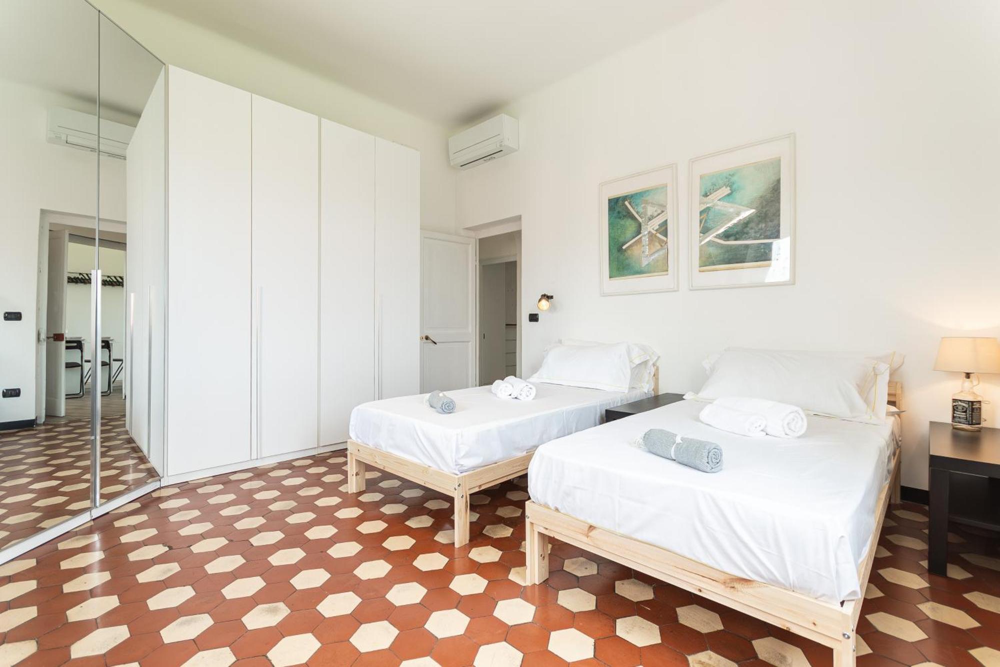 Spacious 3-Bedroom Apartment - 10 Min To City Center & 5 Min To Gaslini Hospital Genova Eksteriør billede